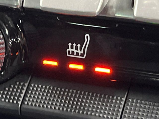●フロントシートヒーティング：運転席・助手席共に三段階で調節が可能なシートヒーターを装備しております。季節を問わず快適にご使用いただけます。
