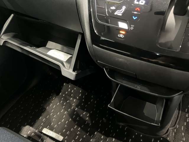 収納スペースもたくさん有ります☆車検証や小物類などすっきり収納♪