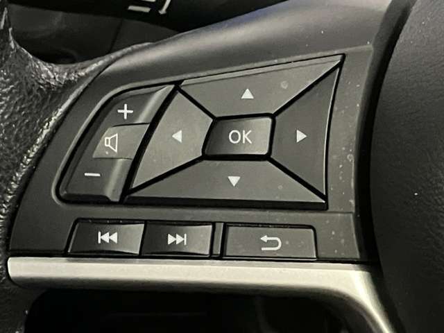 ステアリングスイッチ搭載！ハンドルひとつで手を離さなくても運転中視線をそらさなくても操作が出来て便利です♪