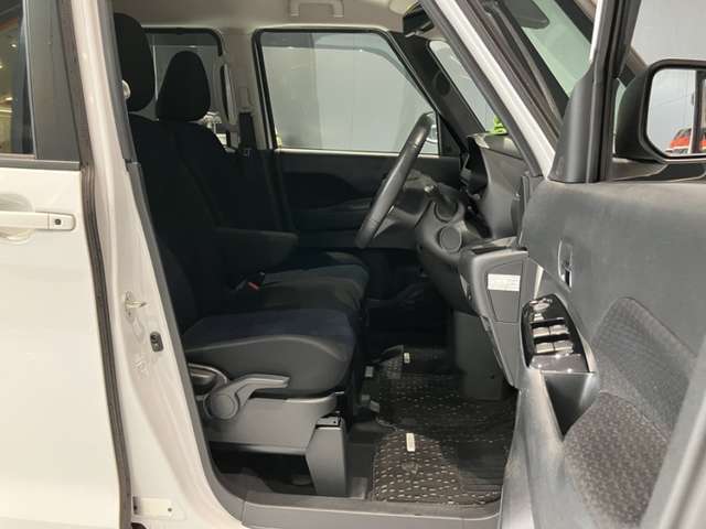 助手席下にも収納スペースあります☆コンパクトなのにたくさん収納があって助かります☆車検証を入れてる方も多い収納スペースです☆