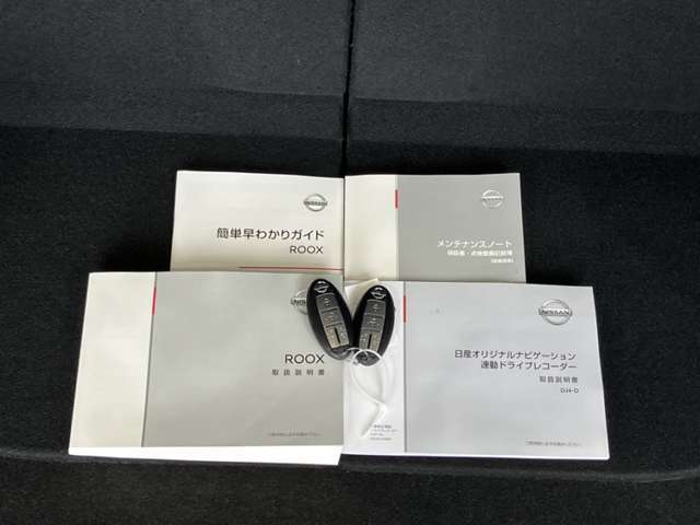 インテリジェントキーです♪キーを近づけてドアハンドルのスイッチを押すだけで開閉が出来ます♪カバンやポケットに入れてても反応するのでスムーズに乗車出来ます☆