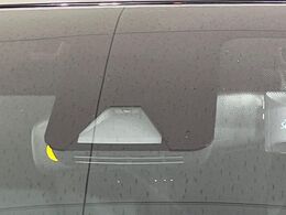 【トヨタセーフティセンス】走行中に前方の車両等を認識し、衝突しそうな時は警報とブレーキで衝突回避と被害軽減をアシスト。より安全にドライブをお楽しみいただけます。