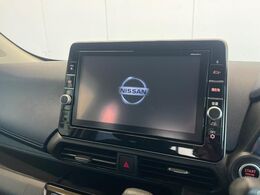 【純正ナビ】人気の純正ナビを装備しております。ナビの使いやすさはもちろん、オーディオ機能も充実！キャンプや旅行はもちろん、通勤や買い物など普段のドライブも楽しくなるはず♪