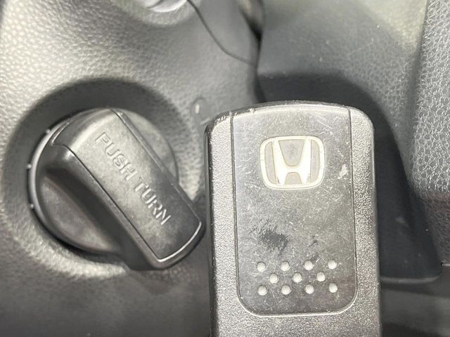 【Hondaスマートキー】カバンやポケットに入れたままでもドアの施錠・解錠が可能なスマートキーを装備。エンジンのオン・オフ時もカギを取り出す必要が無いからとっても便利です♪
