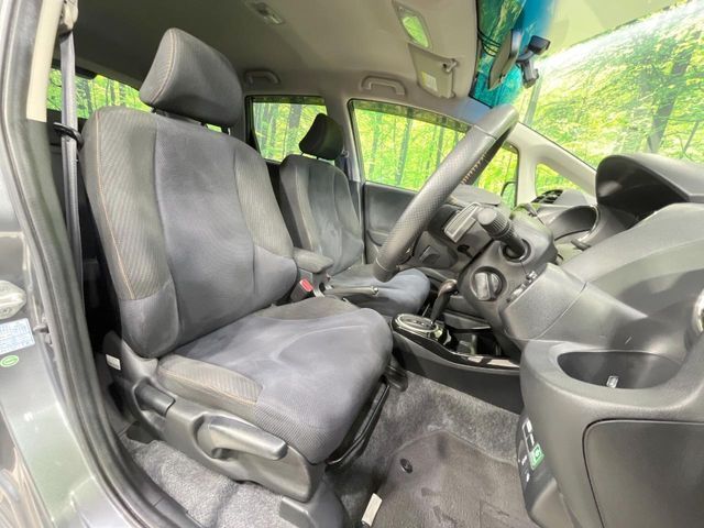 運転席シート廻りは使用感も少なく、良好な状態となっています。丁寧に使われていたことがよくわかりますね。