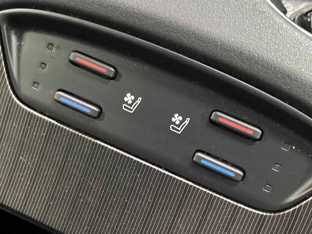 【シートベンチレーション】夏場は涼しい風でお尻や背中の熱やムレを防ぎ、冬はエアコンよりも早く温まってポカポカに！季節を問わず快適に過ごせます。
