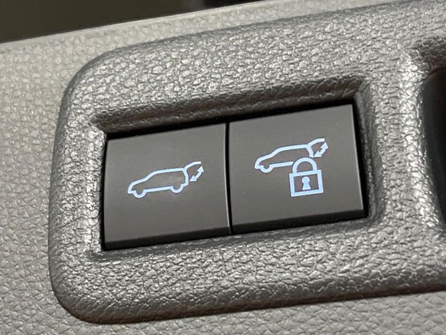 【パワーバックドア】スマートキーや運転席のボタンを押すだけでリアゲートが自動で開閉します！荷物を持っている時や、高い位置にあるバックドアを閉める際に便利な機能です♪