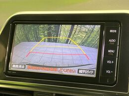 【バックカメラ】駐車時に後方がリアルタイム映像で確認できます。大型商業施設や立体駐車場での駐車時や、夜間のバック時に大活躍！運転スキルに関わらず、今や必須となった装備のひとつです！