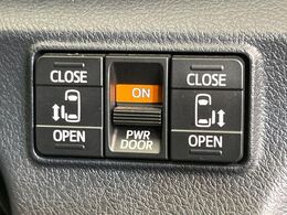 【両側パワースライドドア】スマートキーや運転席のスイッチで後席両側スライドドアの開閉が可能♪電動だから力を入れてドアを開ける必要が無く、小さなお子様でも簡単に開け閉めでき快適です♪