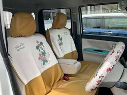 運転席は広くシートカバーもオシャレです。