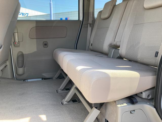 後部座席です。足元空間は広々しており、大人4人乗車も無理なく可能です。