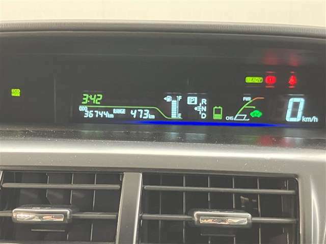 オートエアコン付きなので一度、気温を設定すれば自動的に過ごし易い温度に調整してくれますよ。車内をいつでも快適空間にしてくれます。
