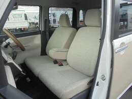 前席はベンチシートです。