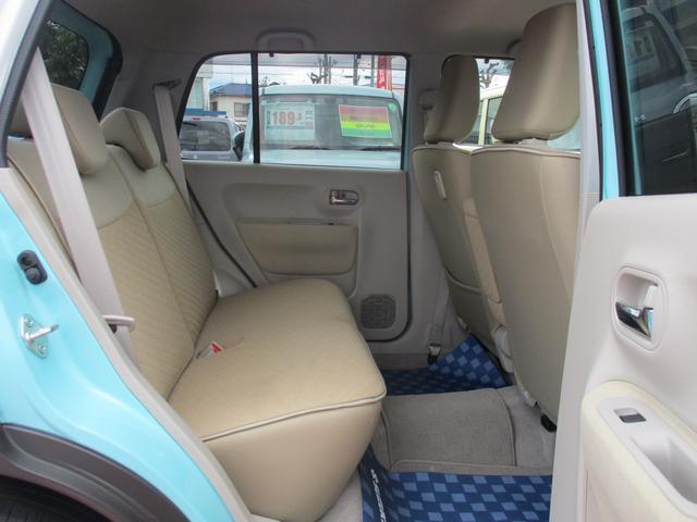 【リヤシート】足元ゆったりお乗り頂けます♪ヘッドレストが付いているので長距離運転の時も快適です♪