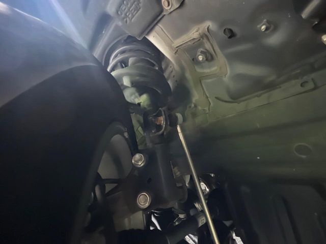 お車を安心してお乗りいただく為には、足回りの定期点検が欠かせません。サービスサポート（有償保証）では無料点検もご提供しており、安心のカーライフをお過ごしいただけるサポート体制が整っています。