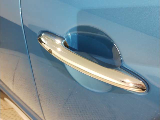 MINIはドアが分厚いです。衝突によりドアがつぶれてしまった場合にも外からいち早くドアを開けれるよう考えられています。数十秒の救出の遅れが命につながりかねない場合、こういった配慮が重要なポイントです。