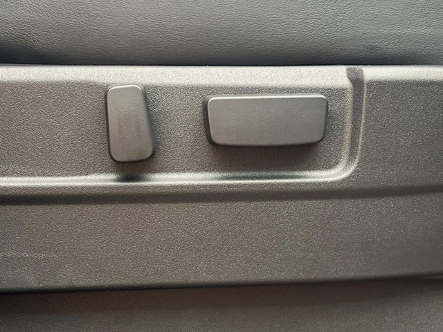 【パワーシート】スイッチ一つで簡単にシートの微調整が可能！電動だから力もいりません！快適なシートポジションにセットして、快適なドライブをお楽しみください。