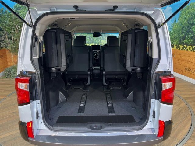普段のお買い物や通勤、送迎等に十分な荷室スペースを確保しております。セカンドシートを倒すと、大きな荷物の積載も可能です♪