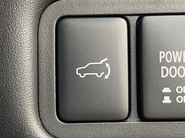 【パワーバックドア】スマートキーや運転席のボタンを押すだけでリアゲートが自動で開閉します！荷物を持っている時や、高い位置にあるバックドアを閉める際に便利な機能です♪