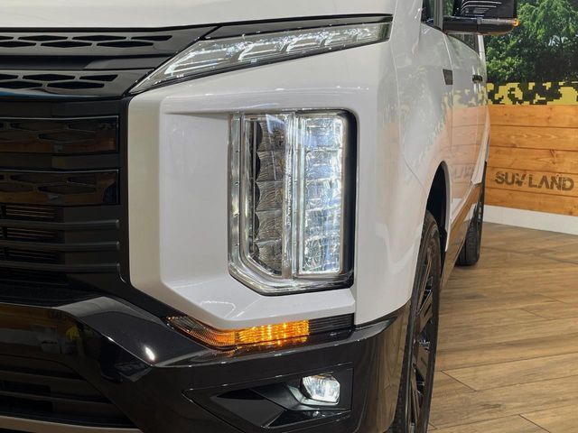 【LEDヘッドライト】悪天候や夜間走行時も良好な視界を確保し安心して運転できる高輝度LEDヘッドライトを装備！点灯速度が早く、消費電力も抑えられています。