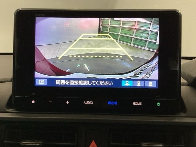 バックモニター付きで車庫入れもラクラク♪