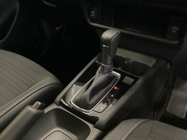 運転席周辺のスマートなレイアウトが、操作のしやすさを実現。快適なドライブをサポートします。