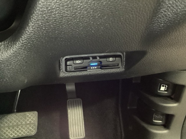 高速道路のご利用時にとても便利なETC車載器付。カードをセットするだけで高速道路を利用でき、お財布にも優しく，料金所をノンストップで通過でき便利です。