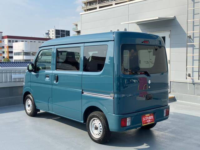 左斜め後ろからの特徴的なフォルム。狭い路地裏でも運転しやすそうな小回りが利くコンパクトボディ♪
