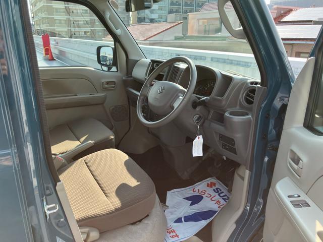 低めの乗降ステップ！体格に合わせて運転姿勢を取りやすくした運転席などこだわりのフロントシート！消毒済みなので安心！