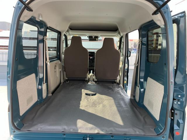 リヤシートも全車消毒済み。シートを倒すと箱形でフラットな床面でひろーい荷室。各種ケース、箱物がたっぷり積めます