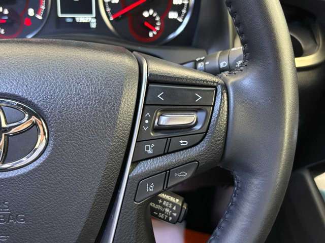 運転中、前方から目線をそらすことなく、オーディオ等の操作が可能な便利機能！安心＆快適なドライブを演出してくれます。