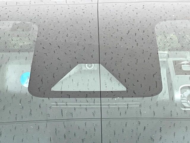 【トヨタセーフティセンス】走行中に前方の車両等を認識し、衝突しそうな時は警報とブレーキで衝突回避と被害軽減をアシスト。より安全にドライブをお楽しみいただけます。