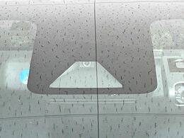 【トヨタセーフティセンス】走行中に前方の車両等を認識し、衝突しそうな時は警報とブレーキで衝突回避と被害軽減をアシスト。より安全にドライブをお楽しみいただけます。