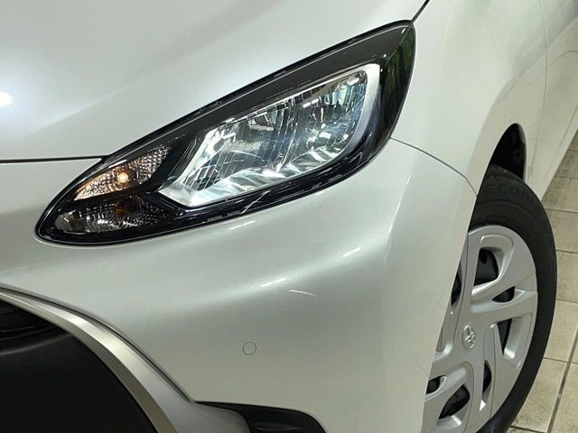 【LEDヘッドライト】悪天候や夜間走行時も良好な視界を確保し安心して運転できる高輝度LEDヘッドライトを装備！点灯速度が早く、消費電力も抑えられています。