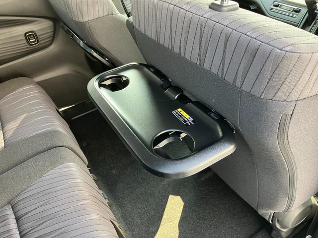 リヤシートも全車消毒済み。前に便利な【パーソナルテーブル】も装備。