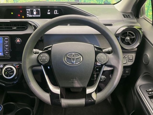 インテリアに合わせたデザインのステアリングは、運転される方のことも考え、運転しやすい形状、大きさです。是非一度、実際に触ってお確かめください。