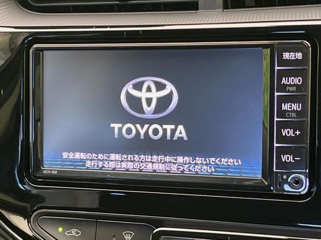 【純正ナビ】人気の純正ナビを装備しております。ナビの使いやすさはもちろん、オーディオ機能も充実！キャンプや旅行はもちろん、通勤や買い物など普段のドライブも楽しくなるはず♪