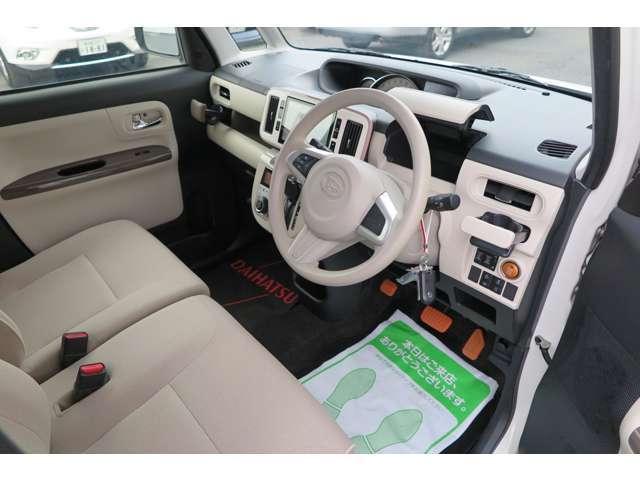 運転席回りはメーターやディスプレイの視認性、スイッチ類の最適配置で運転に集中できます。