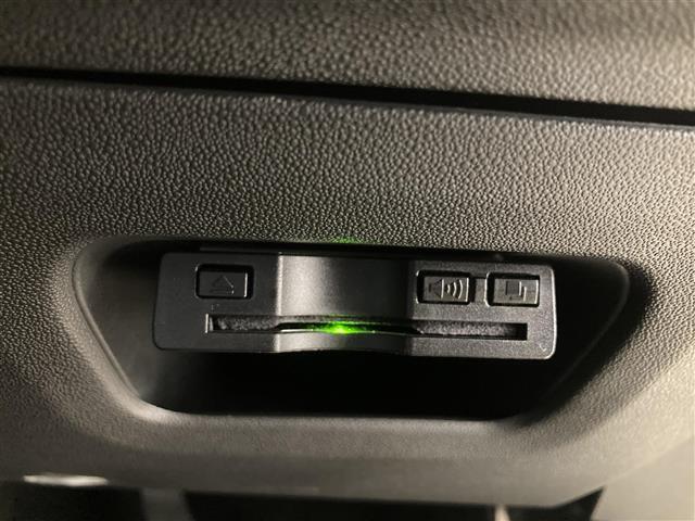【ETC】有料道路を利用する際に料金所で停止することなく通過できる、ETC車載器（ノンストップ自動料金収受システム機器）が装備されています。セットアップを行うことで利用可能になります。