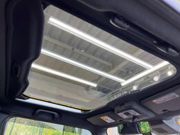 【ガラスルーフ】ガラスルーフ搭載で車内の解放感が一気にアップ！開放的なドライブをお楽しみいただけます。