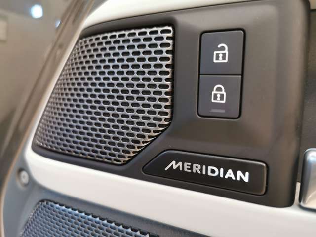【Meridianサウンドシステム】イギリスの老舗オーディオブランドで音質が良く、ドライブ中の音楽をより一層楽しませてくれます。