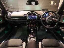 運転席及び助手席におかけになっている瞬間をイメージしてみてください。重厚感のある室内空間は外からの音を遮断し、唯一のプライベート空間を演出しております。
