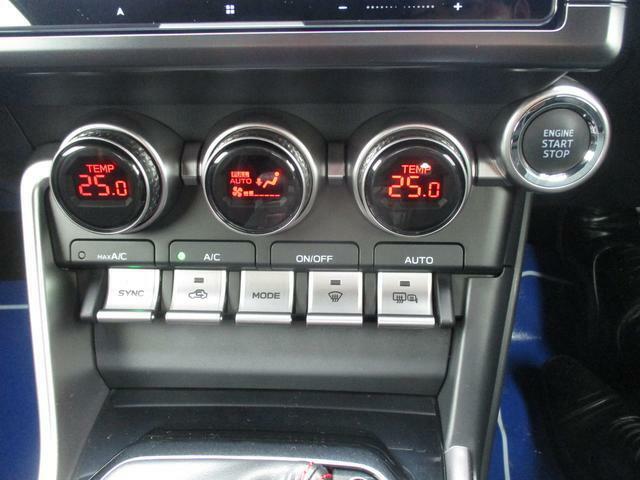 左右独立温度設定付きオートエアコンと、プッシュスタートボタン。