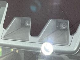 【スマートアシスト】走行中に前方の車両等を認識し、衝突しそうな時は警報とブレーキで衝突回避と被害軽減をアシスト。より安全にドライブをお楽しみいただけます。