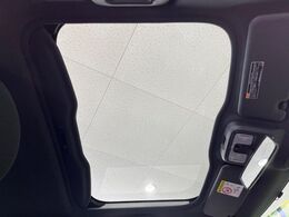 【ガラスルーフ】ガラスルーフ搭載で車内の解放感が一気にアップ！開放的なドライブをお楽しみいただけます。