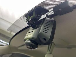 【ドライブレコーダー】安心・安全なカーライフに必須のドライブレコーダーを装備！走行中はもちろん、あおり運転や事故に遭遇した際の状況も映像で記録し、万一のリスクに備えます。