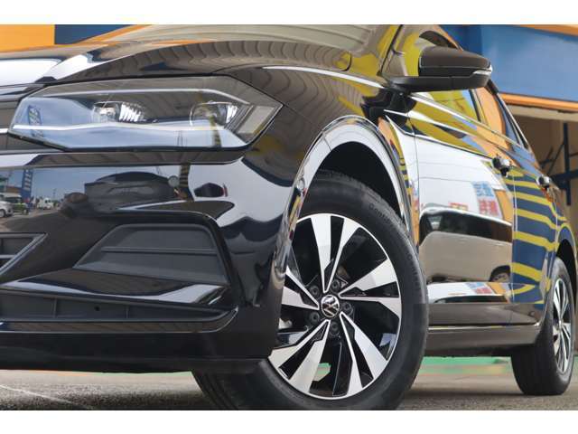 車両は一台一台、内装も外装も時間をかけてしっかりと仕上げております。外装に関しては、全台ポリッシャーを使って磨きに磨いてからネットにアップしております。どうぞ他店の仕上がり具合と見比べてみてください。