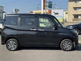 【右】商談ルームには「キッズスペース」を完備しています。DVD、ブロック、絵本、おままごとセット。お子様連れでも、ゆっくりとお車をお選びいただけます！