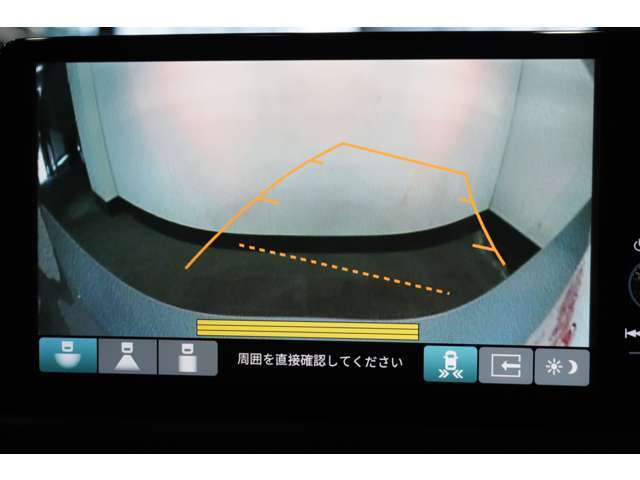 【バックカメラ】後方の映像がモニターで確認できます。駐車が苦手な方にお勧めの補助機能です。