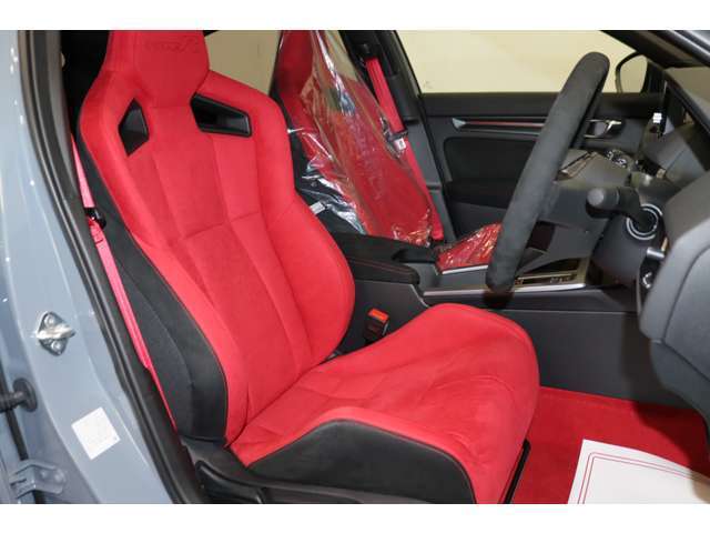 【運転席】ブラックを基調としたインテリアにレッド/ブラックのヘッドレスト一体型シート。シートリフターで座面の高さを調整可能です。